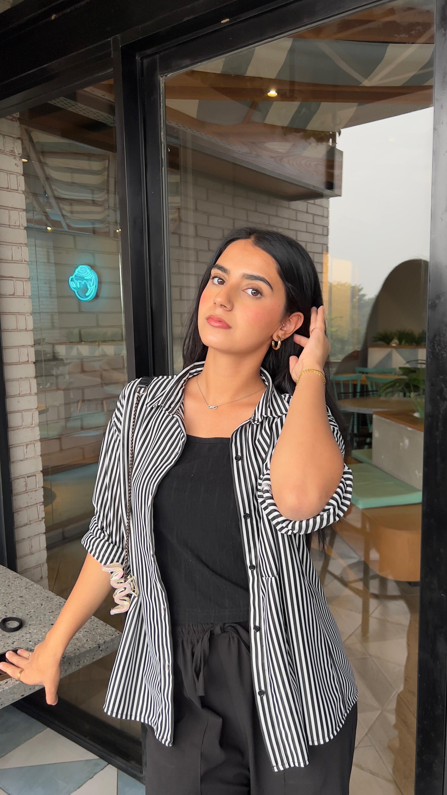 BLACK STRIPES BUTTON DOWN