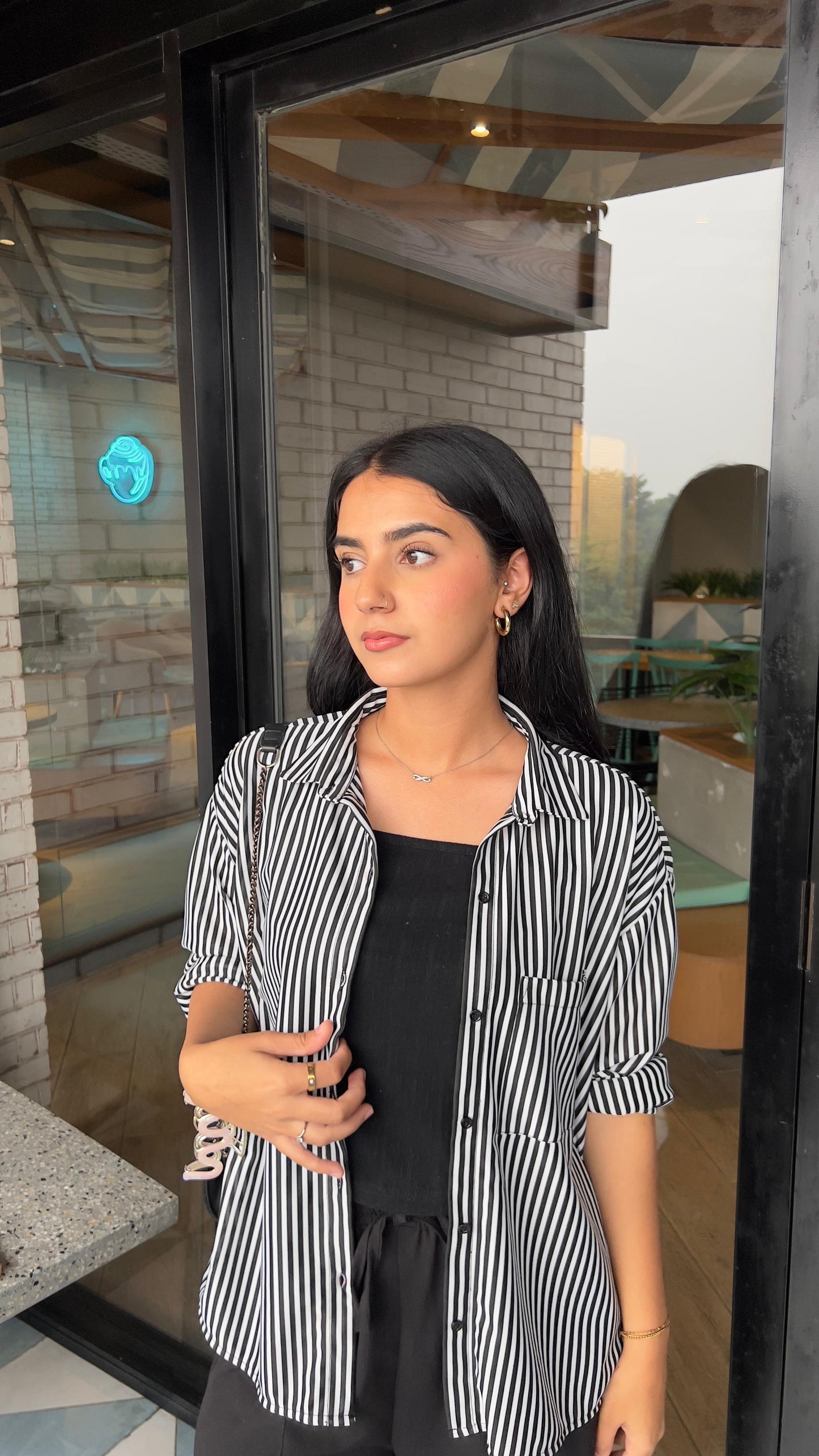 BLACK STRIPES BUTTON DOWN